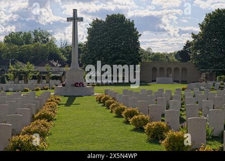 Ranville, Frankreich - 3. Mai 2024: Dieser Kriegsfriedhof in Ranville beherbergt die Gräber von etwa 2200 Soldaten des Commonwealth, die während des Zweiten Weltkriegs getötet wurden. Stockfoto