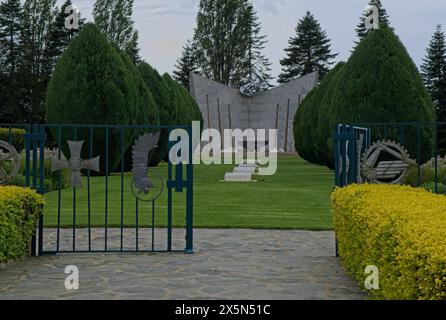Urville, Frankreich - 6. Mai 2024: Auf diesem Kriegsfriedhof in Grainville-Langannerie befinden sich Gräber von etwa 700 polnischen Soldaten, die während der Zweiten Welt getötet wurden Stockfoto