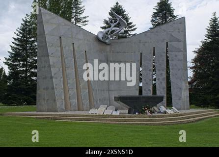 Urville, Frankreich - 6. Mai 2024: Auf diesem Kriegsfriedhof in Grainville-Langannerie befinden sich Gräber von etwa 700 polnischen Soldaten, die während der Zweiten Welt getötet wurden Stockfoto