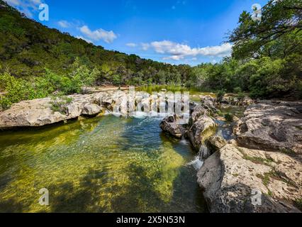 Panoramablick auf die Sculpture Falls über den Barton Creek Greenbelt Trail in Austin Texas im Sommer Stockfoto