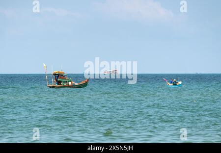 Phu Quoc Island, Vietnam, 4. Februar 2024 vietnamesische Fischer auf Booten fischen Stockfoto