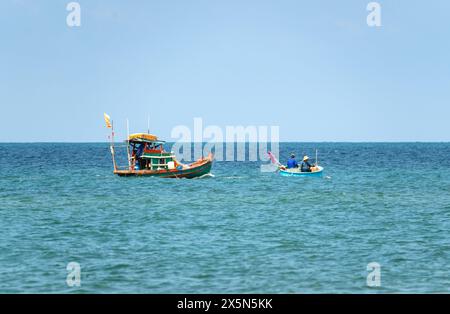 Phu Quoc Island, Vietnam, 4. Februar 2024 vietnamesische Fischer auf Booten fischen Stockfoto