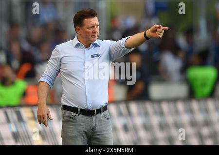 Magdeburg, Deutschland. Mai 2024. Fußball: Bundesliga 2, 1. FC Magdeburg - SpVgg Greuther Fürth, Spieltag 33, MDCC-Arena. Magdeburger Trainer Christian Titz gestikuliert. Hinweis: Swen Pförtner/dpa – WICHTIGER HINWEIS: gemäß den Vorschriften der DFL Deutscher Fußball-Liga und des DFB Deutscher Fußball-Bundes ist es verboten, im Stadion und/oder des Spiels aufgenommene Fotografien in Form von sequenziellen Bildern und/oder videoähnlichen Fotoserien zu verwenden oder zu nutzen./dpa/Alamy Live News Stockfoto