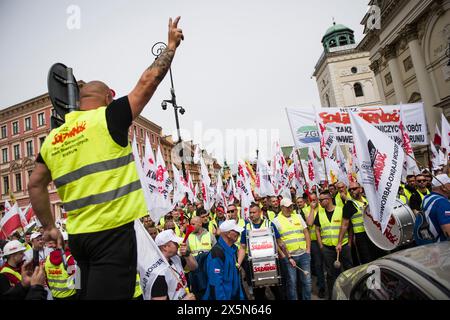Während des Protests gegen den EU-Grünen Deal macht ein Demonstrant der Menge die Siegesgeste. Polnische Gewerkschaften, Landwirte und Gegner der pro-europäischen Regierung Polens versammelten sich in der Innenstadt von Warschau, um gegen den Grünen Deal und die Klimapolitik der Europäischen Union zu protestieren. Der marsch wurde von der unabhängigen Gewerkschaft Solidarnosc (NSZZ Solidarnosc) organisiert, die die Interessen der Landwirte vertritt, die sich entschieden gegen die Klimapolitik der EU wenden, und von der nationalen konservativen Oppositionspartei Recht und Gerechtigkeit. (Foto: Attila Husejnow/SOPA Images/SIPA USA) Stockfoto