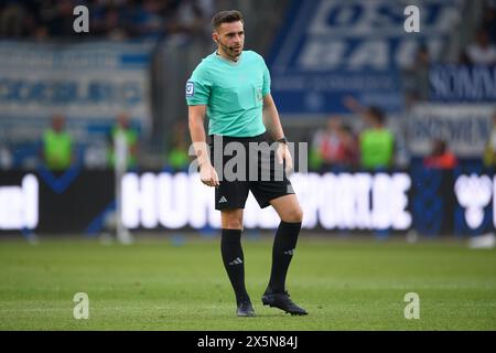 Magdeburg, Deutschland. Mai 2024. Fußball: Bundesliga 2, 1. FC Magdeburg - SpVgg Greuther Fürth, Spieltag 33, MDCC-Arena. Schiedsrichter Tom Bauer ist für das Spiel verantwortlich. Hinweis: Swen Pförtner/dpa – WICHTIGER HINWEIS: gemäß den Vorschriften der DFL Deutscher Fußball-Liga und des DFB Deutscher Fußball-Bundes ist es verboten, im Stadion und/oder des Spiels aufgenommene Fotografien in Form von sequenziellen Bildern und/oder videoähnlichen Fotoserien zu verwenden oder zu nutzen./dpa/Alamy Live News Stockfoto