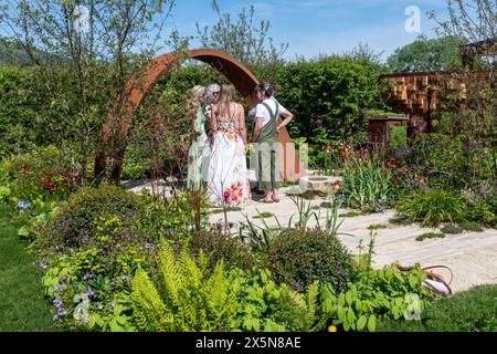 Mai 2024. Das RHS Malvern Spring Festival wurde heute an einem warmen sonnigen Tag eröffnet. Tausende von Besuchern besuchten die jährliche Blumenausstellung auf dem Three Counties Showground in Malvern, Worcestershire, England, Großbritannien. Die Veranstaltung findet über 4 Tage statt und endet am 12. Mai 2024. Einer der Show Gardens namens IT muss nicht die Erde Kosten, von Designer Michael Lote. Stockfoto