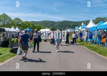 Mai 2024. Das RHS Malvern Spring Festival wurde heute an einem warmen sonnigen Tag eröffnet. Tausende von Besuchern besuchten die jährliche Blumenausstellung auf dem Three Counties Showground in Malvern, Worcestershire, England, Großbritannien. Die Veranstaltung findet über 4 Tage statt und endet am 12. Mai 2024. Stockfoto