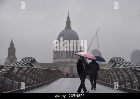 London, Großbritannien. Februar 2024. Die Leute laufen über die Millennium Bridge, wenn Regen die Hauptstadt trifft. Quelle: Vuk Valcic/Alamy Stockfoto