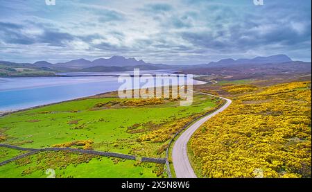 Kyle of Tongue Sutherland Schottland Blick über Sandstrände bei Ebbe im Frühling auf den Damm und die Berge Ben loyal und Ben Hope Stockfoto