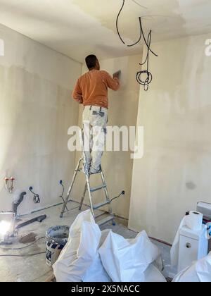Paris, Frankreich, Weitwinkelblick, innen, kleines Apartment Renovierungsprojekt, 1 Schlafzimmer, Mann arbeitet, Trockenmauer Stockfoto