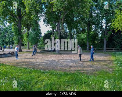 Saint-Maur-des-Fossés, Frankreich, Gruppe Franzosen beim Bocce Ball, Pétanque, Rasenbowling, im öffentlichen Park, Pariser Vorort, Petanque-Spiel Stockfoto