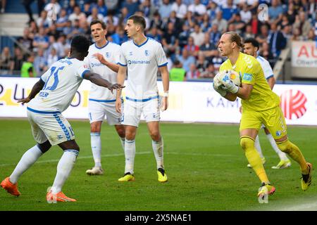 Magdeburg, Deutschland. Mai 2024. Fußball: Bundesliga 2, 1. FC Magdeburg - SpVgg Greuther Fürth, Spieltag 33, MDCC-Arena. Magdeburger Torhüter Dominik Reimann holt den Ball. Hinweis: Swen Pförtner/dpa – WICHTIGER HINWEIS: gemäß den Vorschriften der DFL Deutscher Fußball-Liga und des DFB Deutscher Fußball-Bundes ist es verboten, im Stadion und/oder des Spiels aufgenommene Fotografien in Form von sequenziellen Bildern und/oder videoähnlichen Fotoserien zu verwenden oder zu nutzen./dpa/Alamy Live News Stockfoto