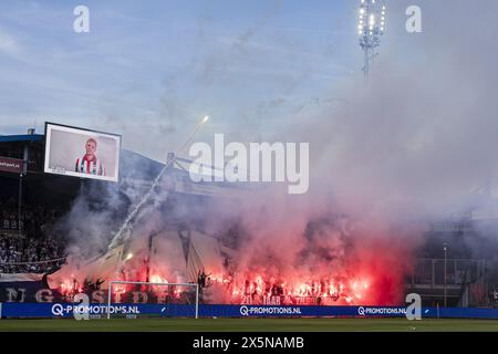 Tilburg, Niederlande. Mai 2024. TILBURG - 10-05-2024. Stadion Koning Willem II. Keuken Kampioen Divisie, KKD. Saison 2023-2024. Willem II - Telstar. Fackeln im Stadion. Beschreibung: Pro Shots/Alamy Live News Stockfoto