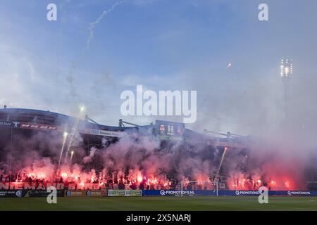 Tilburg, Niederlande. Mai 2024. TILBURG - 10-05-2024. Stadion Koning Willem II. Keuken Kampioen Divisie, KKD. Saison 2023-2024. Willem II - Telstar. Fackeln im Stadion. Beschreibung: Pro Shots/Alamy Live News Stockfoto