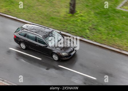 OSTRAVA, TSCHECHISCHE REPUBLIK - 23. MÄRZ 2023: Dunkler tschechischer Skoda hervorragender Kombi mit Bewegungsunschärfe nach Regen Stockfoto