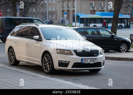 OSTRAVA, TSCHECHISCHE REPUBLIK - 15. MÄRZ 2024: Weißer Skoda Octavia Combi RS parkt in Ostrava Stockfoto