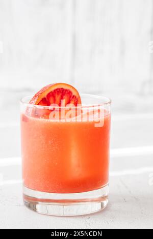 Sizilianischer Negroni-Cocktail garniert mit Orangenrad Stockfoto