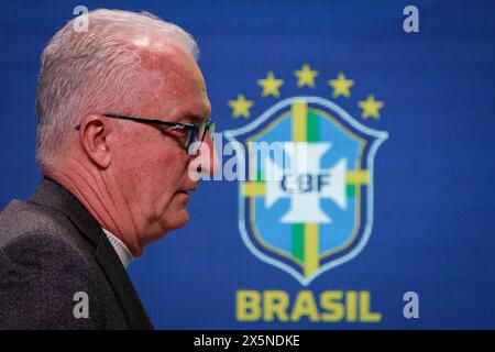 Rio De Janeiro, Brasilien. Mai 2024. Dorival Junior, Trainer der brasilianischen Fußballnationalmannschaft, kommt zu einer Pressekonferenz. Der Trainer kündigte die Mannschaft für die Copa America Soccer Championship an, die vom 20. Juni bis 24. Juli 2024 in den USA stattfinden wird. Quelle: Joao Gabriel Alves/dpa/Alamy Live News Stockfoto