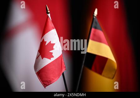 Ottawa, Kanada. Mai 2024. Die kanadische und deutsche Flagge auf einer Pressekonferenz Credit: Britta Pedersen/dpa/Alamy Live News Stockfoto