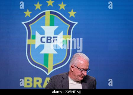 Rio De Janeiro, Brasilien. Mai 2024. Dorival Junior, Trainer der brasilianischen Fußballnationalmannschaft, kommt zu einer Pressekonferenz. Der Trainer kündigte die Mannschaft für die Copa America Soccer Championship an, die vom 20. Juni bis 24. Juli 2024 in den USA stattfinden wird. Quelle: Joao Gabriel Alves/dpa/Alamy Live News Stockfoto