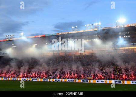 Magdeburg, Deutschland. Mai 2024. Fußball: Bundesliga 2, 1. FC Magdeburg - SpVgg Greuther Fürth, Spieltag 33, MDCC-Arena. Die Fans haben während des Spiels die Pyrotechnik gestartet. Hinweis: Swen Pförtner/dpa – WICHTIGER HINWEIS: gemäß den Vorschriften der DFL Deutscher Fußball-Liga und des DFB Deutscher Fußball-Bundes ist es verboten, im Stadion und/oder des Spiels aufgenommene Fotografien in Form von sequenziellen Bildern und/oder videoähnlichen Fotoserien zu verwenden oder zu nutzen./dpa/Alamy Live News Stockfoto