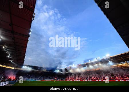 Magdeburg, Deutschland. Mai 2024. Fußball: Bundesliga 2, 1. FC Magdeburg - SpVgg Greuther Fürth, Spieltag 33, MDCC-Arena. Die Fans haben während des Spiels die Pyrotechnik gestartet. Hinweis: Swen Pförtner/dpa – WICHTIGER HINWEIS: gemäß den Vorschriften der DFL Deutscher Fußball-Liga und des DFB Deutscher Fußball-Bundes ist es verboten, im Stadion und/oder des Spiels aufgenommene Fotografien in Form von sequenziellen Bildern und/oder videoähnlichen Fotoserien zu verwenden oder zu nutzen./dpa/Alamy Live News Stockfoto