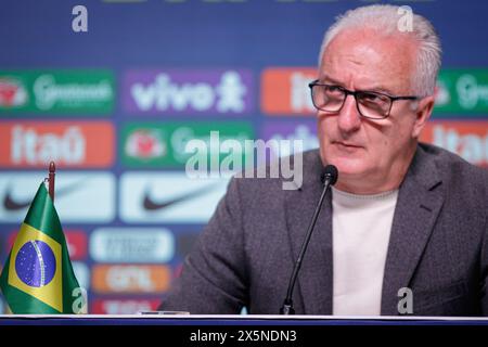 Rio De Janeiro, Brasilien. Mai 2024. Dorival Junior, Trainer der brasilianischen Fußballnationalmannschaft, spricht auf einer Pressekonferenz. Der Trainer kündigte die Mannschaft für die Copa America Soccer Championship an, die vom 20. Juni bis 24. Juli 2024 in den USA stattfinden wird. Quelle: Joao Gabriel Alves/dpa/Alamy Live News Stockfoto