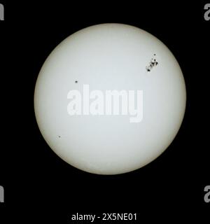 Signifikante Sonnenflecken auf der Sonne während einer sehr geomagnetisch aktiven Periode im Jahr 2024 mit G4-Solarsturm-Aktivität in der Prognose. Stockfoto