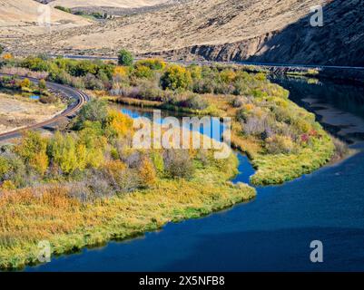 USA, Washington State, Kittitas County. Der Yakima River entlang der Canyon Road im Kittitas County im Herbst. Stockfoto