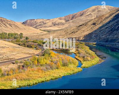 USA, Washington State, Kittitas County. Der Yakima River entlang der Canyon Road im Kittitas County im Herbst. Stockfoto