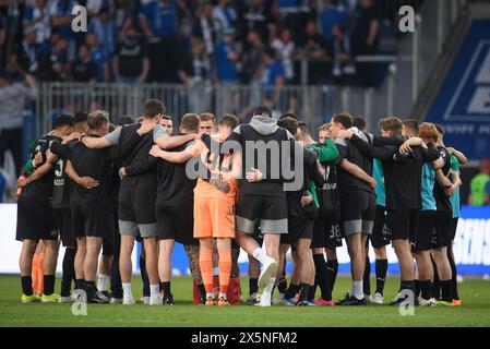 Magdeburg, Deutschland. Mai 2024. Fußball: Bundesliga 2, 1. FC Magdeburg - SpVgg Greuther Fürth, Spieltag 33, MDCC-Arena. Fürths Spieler stehen nach dem Spiel auf dem Spielfeld. Hinweis: Swen Pförtner/dpa – WICHTIGER HINWEIS: gemäß den Vorschriften der DFL Deutscher Fußball-Liga und des DFB Deutscher Fußball-Bundes ist es verboten, im Stadion und/oder des Spiels aufgenommene Fotografien in Form von sequenziellen Bildern und/oder videoähnlichen Fotoserien zu verwenden oder zu nutzen./dpa/Alamy Live News Stockfoto