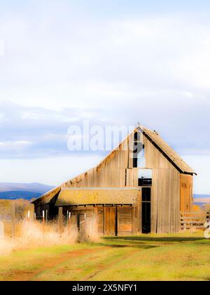 USA, Washington State, Kittitas County. Alte Holzscheune in Kittitas County. Stockfoto