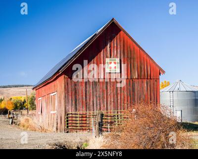 USA, Washington State, Kittitas County. Rote Scheune auf dem Barn Quilt Trail im Herbst. (Nur Für Redaktionelle Zwecke) Stockfoto