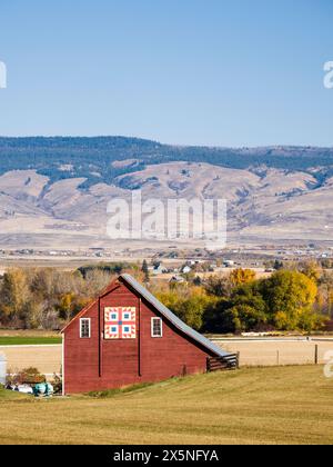 USA, Washington State, Kittitas County. Rote Scheune auf dem Barn Quilt Trail im Herbst. (Nur Für Redaktionelle Zwecke) Stockfoto