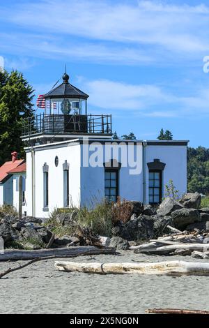 Hansville, Washington State, Point-no-Point Lighthouse an der Küste mit Strand und Treibholz Stockfoto