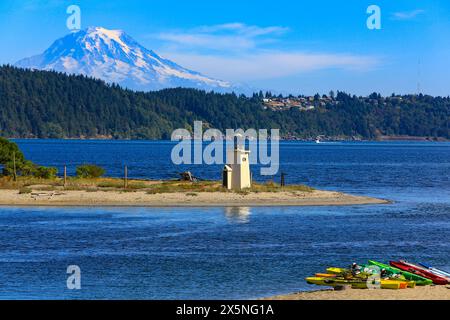 Gig Harbor, Bundesstaat Washington, USA. GIG Harbor Lighthouse, Mount Rainier und Kajaks am Strand am Puget Sound Stockfoto