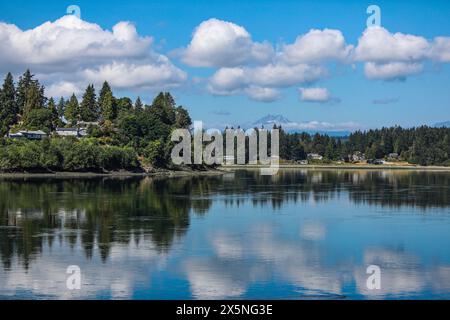 Bremerton, Bundesstaat Washington, USA. Die malerischen Olympic Mountains bestaunen den Puget Sound an einem Sommertag Stockfoto