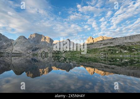 Temple Peak spiegelt sich in einem tiefen See. Bridger Wilderness Wind River Range, Wyoming. Stockfoto