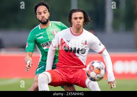 Utrecht, Niederlande. Mai 2024. UTRECHT, 10.05.2024, Zoudenbalch, Keuken Kampioen Divisie, niederländischer Fußball, Saison 2023/2024, während des Spiels Jong Utrecht - Dordrecht, FC Dordrecht Spieler Elso Brito, Jong FC Utrecht Spieler Adrian Blake Credit: Pro Shots/Alamy Live News Stockfoto