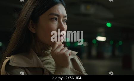 Asiatische Frau Porträt nachdenklich chinesisch koreanisch japanisch nachdenklich Geschäftsfrau Mädchen denken Geschäftsidee tiefe Gedanken in Auto Parken Denken Problem Stockfoto