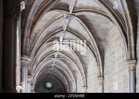 Atmoshperische Aufnahmen der Kreuzgänge der Kathedrale von Evora (Sé de Evora) Details, Evora, Portugal bei diffuser Beleuchtung am Morgen Stockfoto