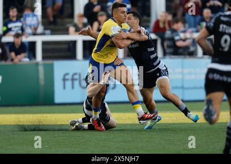 Newcastle, Gbr. April 2024. Matias Moroni von Newcastle Falcons bekämpft Cameron Redpath von Bath Rugby während des Gallagher Premiership-Spiels zwischen Newcastle Falcons und Bath Rugby am Freitag, den 10. Mai 2024, im Kingston Park in Newcastle. (Foto: Chris Lishman | MI News) Credit: MI News & Sport /Alamy Live News Stockfoto