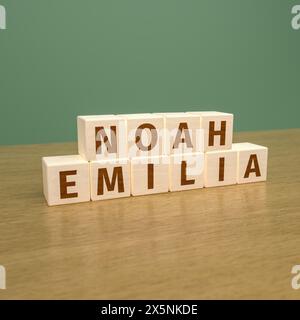 Die populärsten Vornamen für Babys in Deutschland waren 2022 und 2023 Noah für Jungen und Emilia für Mädchen: Die mit Holzwürfeln geschriebenen Namen. Stockfoto