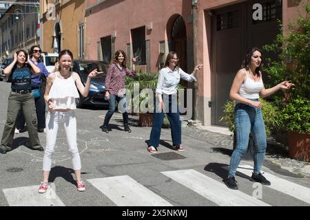 10. Mai 2024, Rom, Italien: Einige Frauen tanzen auf der Straße anlässlich der Veranstaltung „Streets for Kids“, der Initiative „European Clean Cities Campaign“, um „Schulstraßen“ zu fordern, Orte um Schulen, die für den Verkehr gesperrt sind, um vorrangig zu Fuß und mit dem Fahrrad nach Rom zu fahren. Die Clean Cities Campaign ist eine europäische Koalition von über 70 NRO, Umweltverbänden, Basisbewegungen und Organisationen der Zivilgesellschaft, die sich zum Ziel gesetzt hat, bis 2030 eine emissionsfreie urbane Mobilität zu erreichen. Die Kampagne unterstützt aktive, gemeinsame und elektrische Mobilität für eine lebenswertere und nachhaltigere städtische Zukunft, einschließlich der Stockfoto