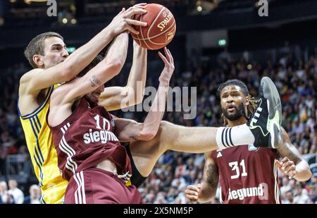 Berlin, Deutschland. Mai 2024. Basketball: Bundesliga, Alba Berlin - FC Bayern München, Hauptrunde, Spieltag 10, Uber Arena. Der Berliner Tim Schneider (l) und der Münchner Leandro Bolmaro kämpfen um den Ball. Darlegung: Andreas Gora/dpa/Alamy Live News Stockfoto