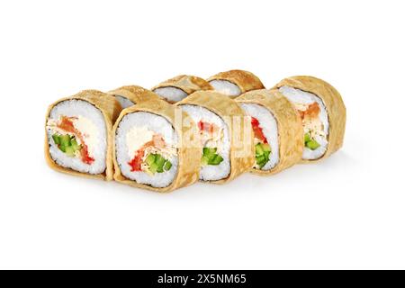 Appetitliche Sushi-Brötchen in Crepe gefüllt mit Lachs, Tobiko, Frischkäse, Gurke und napa-Kohl, isoliert auf weißem Hintergrund Stockfoto