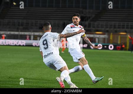 Gennaro Tutino von Cosenza Calcio feierte nach einem Tor während des Fußballspiels der Serie B BKT zwischen Calcio Como und Cosenza Calcio am 10. Mai 2024 im Giuseppe Senigallia Stadion in Como, Italien. Foto Tiziano Ballabio Credit: Tiziano Ballabio/Alamy Live News Stockfoto