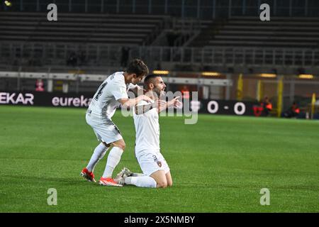 Gennaro Tutino von Cosenza Calcio feierte nach einem Tor während des Fußballspiels der Serie B BKT zwischen Calcio Como und Cosenza Calcio am 10. Mai 2024 im Giuseppe Senigallia Stadion in Como, Italien. Foto Tiziano Ballabio Credit: Tiziano Ballabio/Alamy Live News Stockfoto