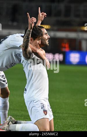 Gennaro Tutino von Cosenza Calcio feierte nach einem Tor während des Fußballspiels der Serie B BKT zwischen Calcio Como und Cosenza Calcio am 10. Mai 2024 im Giuseppe Senigallia Stadion in Como, Italien. Foto Tiziano Ballabio Credit: Tiziano Ballabio/Alamy Live News Stockfoto