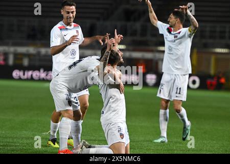 Gennaro Tutino von Cosenza Calcio feierte nach einem Tor während des Fußballspiels der Serie B BKT zwischen Calcio Como und Cosenza Calcio am 10. Mai 2024 im Giuseppe Senigallia Stadion in Como, Italien. Foto Tiziano Ballabio Credit: Tiziano Ballabio/Alamy Live News Stockfoto